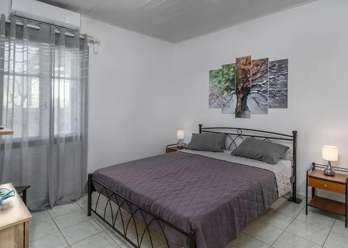 Wood And Stone * Adamantas (Milos)